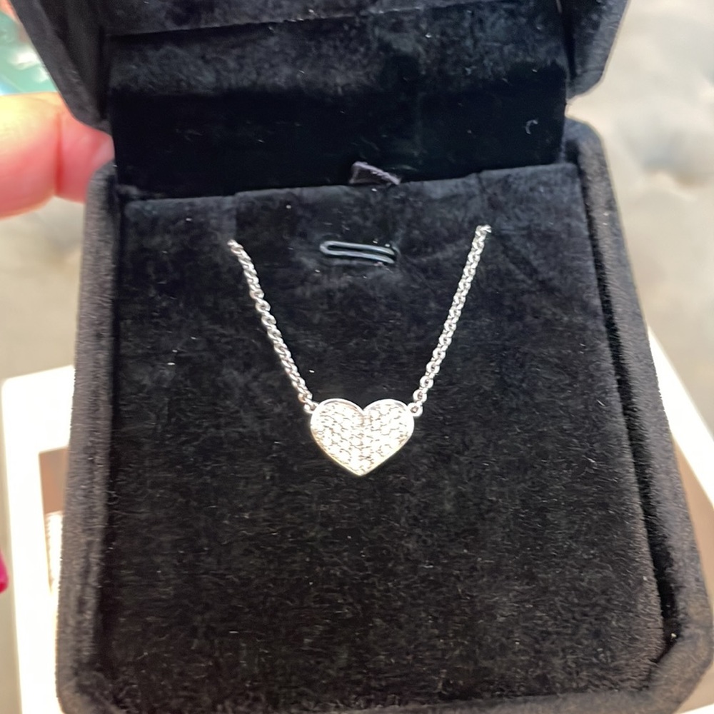 Diamond Pavé Heart - Picture 4 of 11